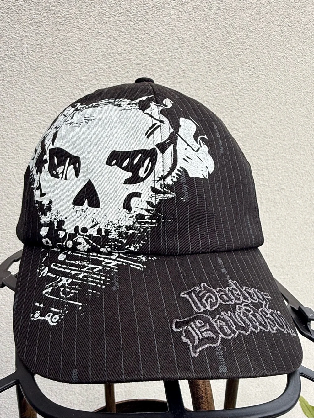 Harley-Davidson  Black White  Snapback Trucker Hat embroidered almost Vintage